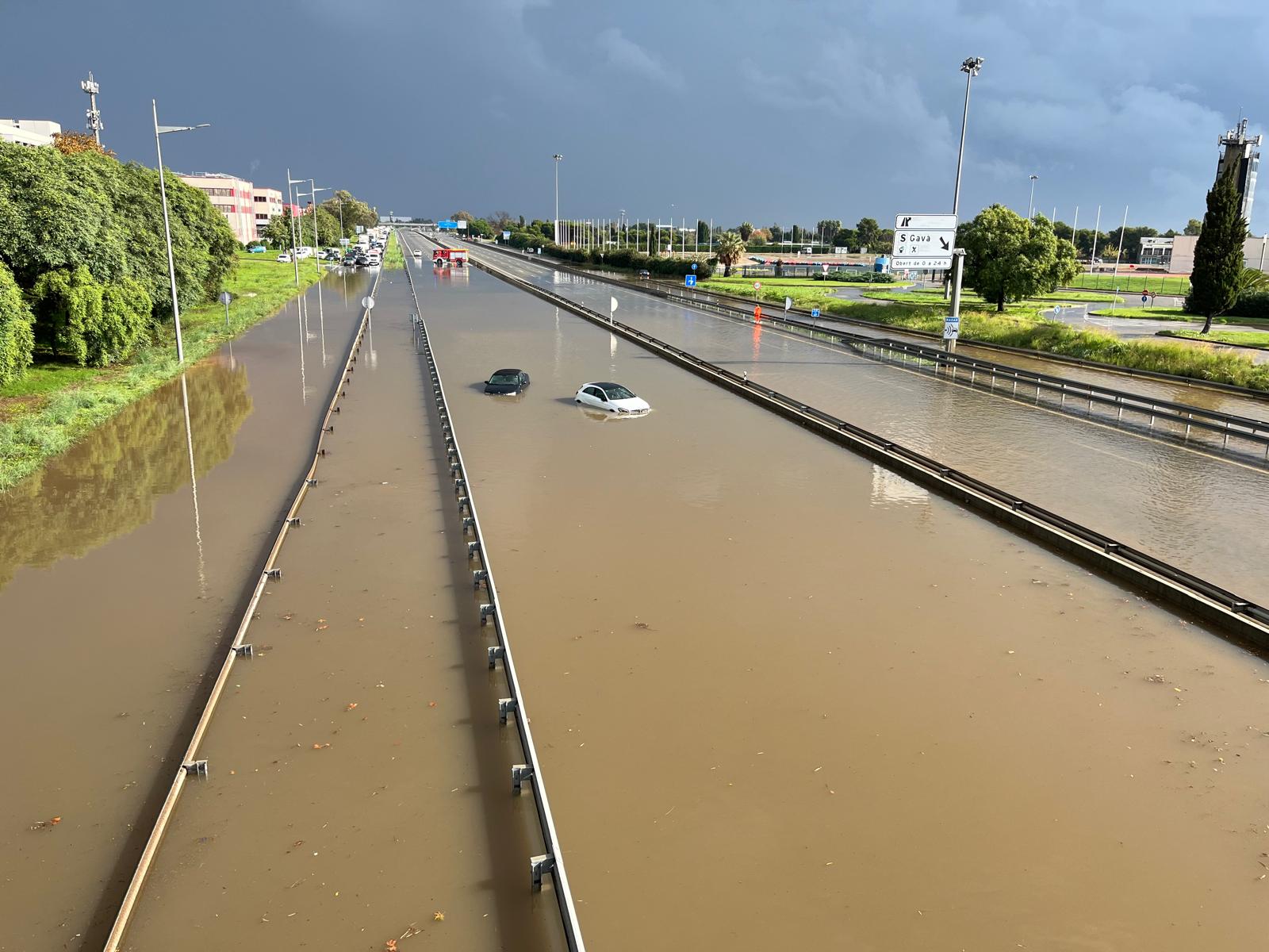 Ultim'ora: dopo Valencia ALLUVIONE in atto a Barcellona. Strade come fiumi e voli dirottati. La cronaca